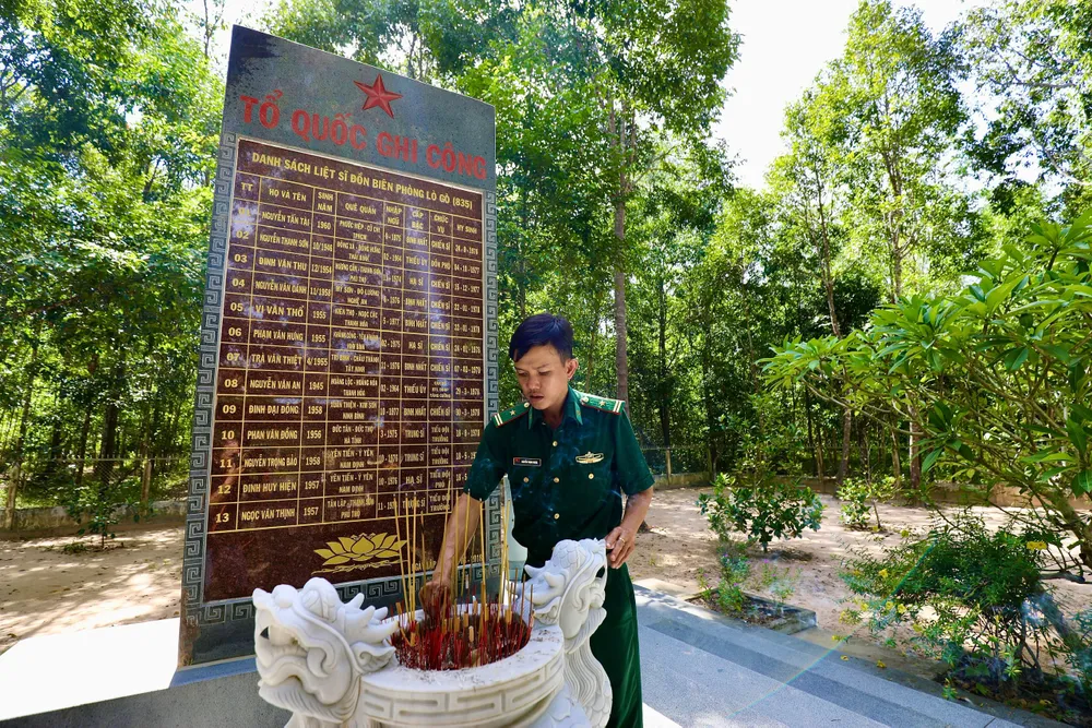 Thiếu tá Nguyễn Trọng Nghĩa, Phó trưởng Đồn Biên phòng Lò Gò, Tây Ninh bên bia tưởng niệm những liệt sĩ hy sinh trong cuộc chiến tranh biên giới Tây Nam. Ảnh: DŨNG PHƯƠNG Thiếu tá Nguyễn Trọng Nghĩa, Phó trưởng Đồn Biên phòng Lò Gò, Tây Ninh bên bia tưởng niệm những liệt sĩ hy sinh trong cuộc chiến tranh biên giới Tây Nam. Ảnh: DŨNG PHƯƠNG
