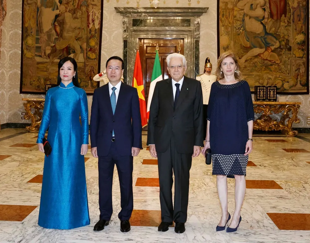 Chủ tịch nước Võ Văn Thưởng và Phu nhân cùng Tổng thống Sergio Mattarella và con gái chụp ảnh chung. Ảnh: TTXVN