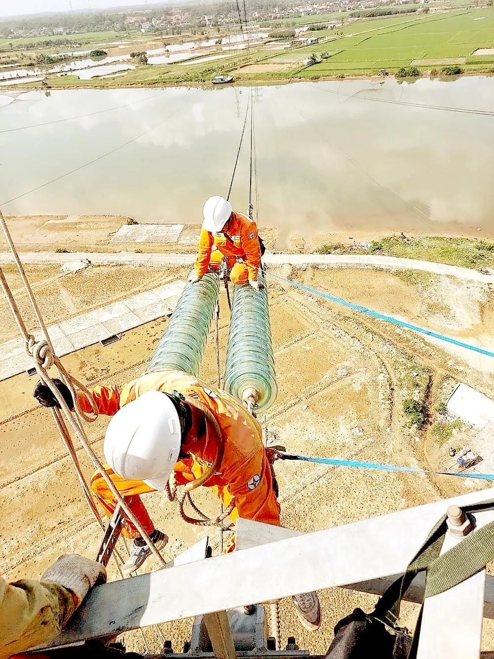 Công nhân điện lực bảo dưỡng đường dây 500kV Bắc Nam Công nhân điện lực bảo dưỡng đường dây 500kV Bắc Nam