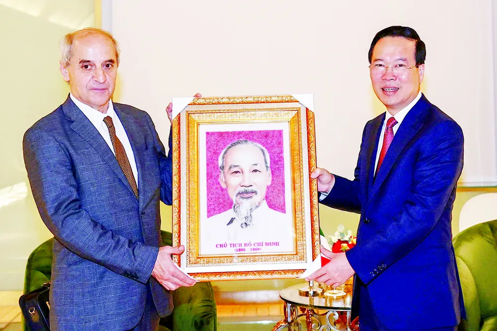 Chủ tịch nước Võ Văn Thưởng tặng bức tranh chân dung Chủ tịch Hồ Chí Minh cho Tổng Bí thư Đảng Cộng sản Italy Mauro Alboresi. Ảnh: TTXVN Chủ tịch nước Võ Văn Thưởng tặng bức tranh chân dung Chủ tịch Hồ Chí Minh cho Tổng Bí thư Đảng Cộng sản Italy Mauro Alboresi. Ảnh: TTXVN