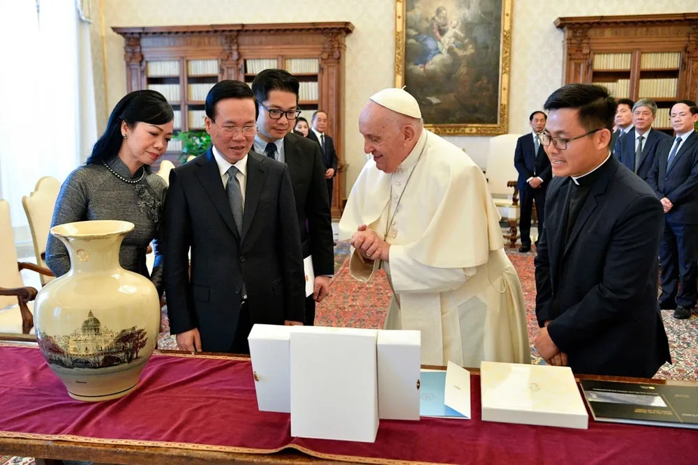Chủ tịch nước Võ Văn Thưởng và phu nhân trong cuộc gặp Giáo hoàng Francis chiều 27-7.- Ảnh: VATICAN POOL Chủ tịch nước Võ Văn Thưởng và phu nhân trong cuộc gặp Giáo hoàng Francis chiều 27-7.- Ảnh: VATICAN POOL