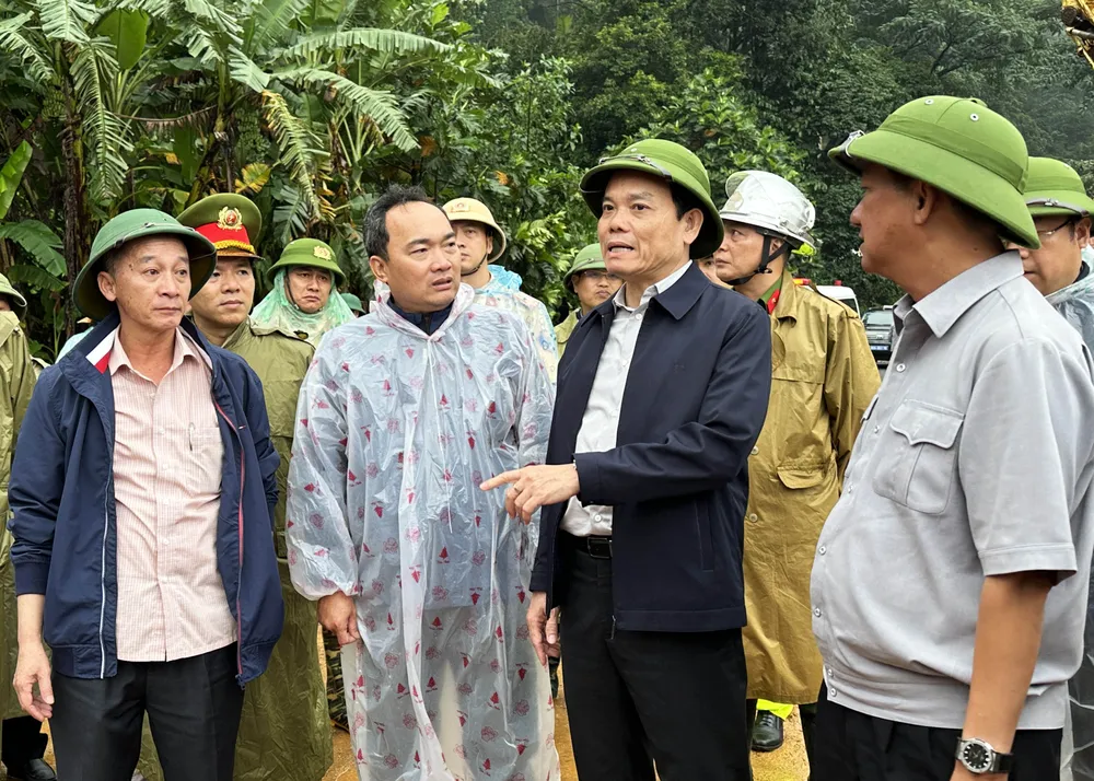 Ngày 31-7, Phó Thủ tướng Trần Lưu Quang dẫn đầu đoàn công tác Chính phủ đến hiện trường vụ sạt lở trên đèo Bảo Lộc (tỉnh Lâm Đồng). Ảnh: ĐOÀN KIÊN Ngày 31-7, Phó Thủ tướng Trần Lưu Quang dẫn đầu đoàn công tác Chính phủ đến hiện trường vụ sạt lở trên đèo Bảo Lộc (tỉnh Lâm Đồng). Ảnh: ĐOÀN KIÊN