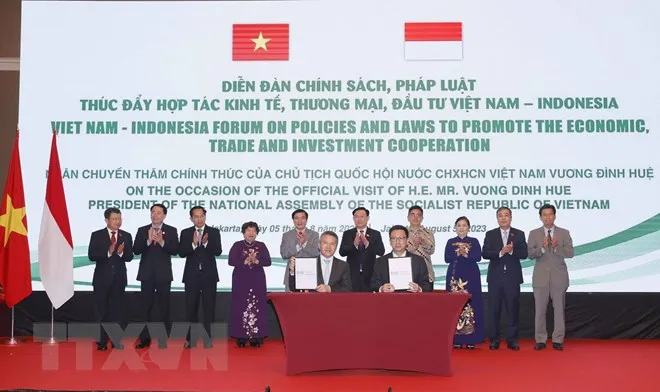 Chủ tịch Quốc hội Vương Đình Huệ chứng kiến Lễ ký kết thoả thuận hợp tác giữa doanh nghiệp Việt Nam và doanh nghiệp Indonesia. Ảnh: TTXVN Chủ tịch Quốc hội Vương Đình Huệ chứng kiến Lễ ký kết thoả thuận hợp tác giữa doanh nghiệp Việt Nam và doanh nghiệp Indonesia. Ảnh: TTXVN