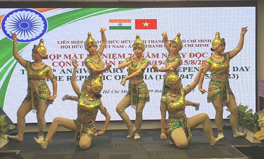 Tiết mục văn nghệ chào mừng lễ Kỷ niệm lần thứ 76 Quốc khánh Ấn Độ. Ảnh: THỤY VŨ