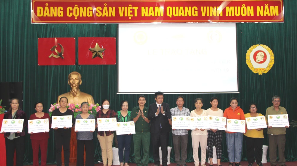 Trung tướng Hoàng Văn Nghĩa, Phó Chủ tịch Hội CCB TPHCM cùng đại diện gia đình CCB Lê Văn Kiểm trao sổ tiết kiệm tại buổi lễ 