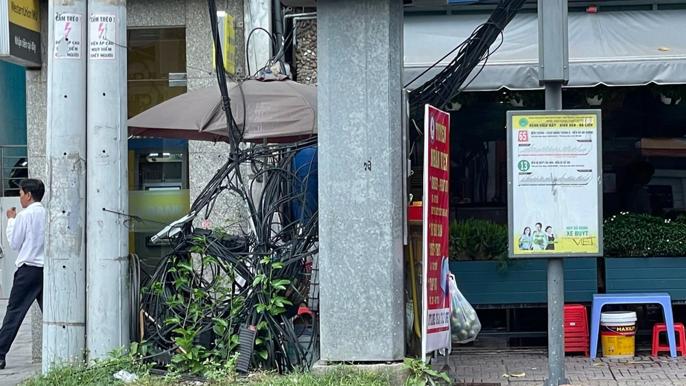 Dây cáp nhếch nhác, nguy hiểm
