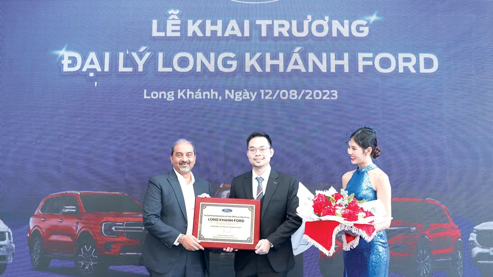 Ông Ruchik Shah - Tổng Giám đốc Ford Việt Nam (trái) và ông Trần Tấn Đạt - Giám đốc Đại lý Long Khánh Ford (phải) Ông Ruchik Shah - Tổng Giám đốc Ford Việt Nam (trái) và ông Trần Tấn Đạt - Giám đốc Đại lý Long Khánh Ford (phải)