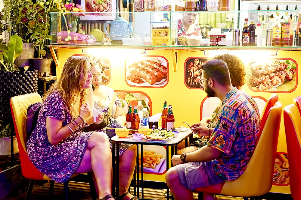 Du khách nước ngoài thuởng thức ẩm thực Việt tại phố đi bộ Bùi Viện, quận 1, TPHCM. Ảnh: HOÀNG HÙNG Du khách nước ngoài thuởng thức ẩm thực Việt tại phố đi bộ Bùi Viện, quận 1, TPHCM. Ảnh: HOÀNG HÙNG