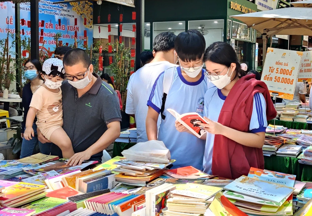 Đường sách TPHCM thu hút đông đảo khách tham quan