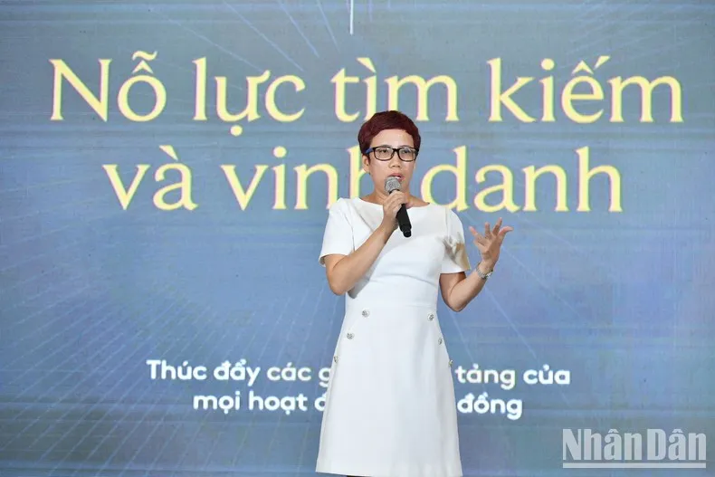 Bà Trần Mai Anh, đại diện Ban Giám khảo Giải thưởng hành động vì cộng đồng trình bày tại lễ công bố. Ảnh: THÀNH ĐẠT Bà Trần Mai Anh, đại diện Ban Giám khảo Giải thưởng hành động vì cộng đồng trình bày tại lễ công bố. Ảnh: THÀNH ĐẠT
