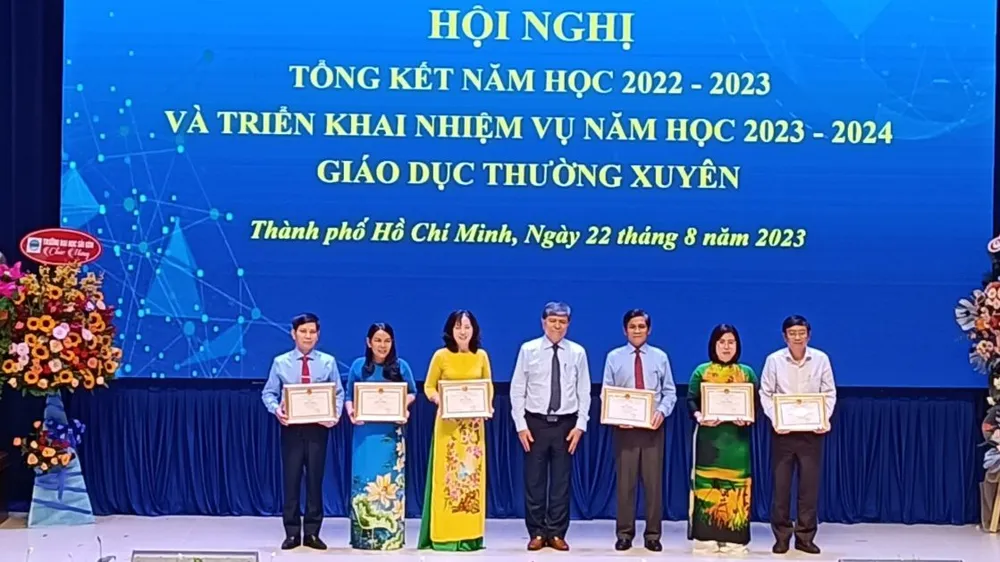 Giám đốc Sở GD-ĐT TPHCM Nguyễn Văn Hiếu (giữa) trao giấy khen cho tập thể có thành tích xuất sắc trong năm học 2022-2023 Giám đốc Sở GD-ĐT TPHCM Nguyễn Văn Hiếu (giữa) trao giấy khen cho tập thể có thành tích xuất sắc trong năm học 2022-2023