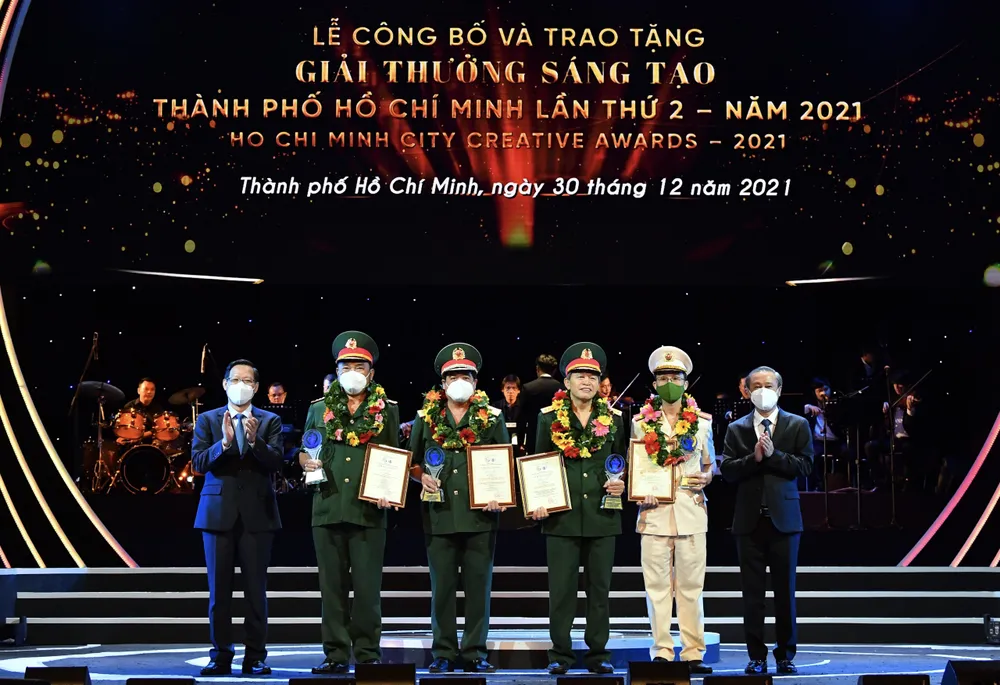 Chủ tịch UBND TPHCM Phan Văn Mãi trao Giải thưởng Sáng tạo TPHCM lần 2 cho các tác giả, nhóm tác giả. Ảnh VIỆT DŨNG Chủ tịch UBND TPHCM Phan Văn Mãi trao Giải thưởng Sáng tạo TPHCM lần 2 cho các tác giả, nhóm tác giả. Ảnh VIỆT DŨNG
