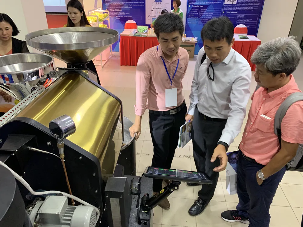 Doanh nghiệp tìm hiểu thiết bị công nghệ sau thu hoạch được giới thiệu tại hội chợ công nghệ vừa được Sở KH-CN TPHCM tổ chức