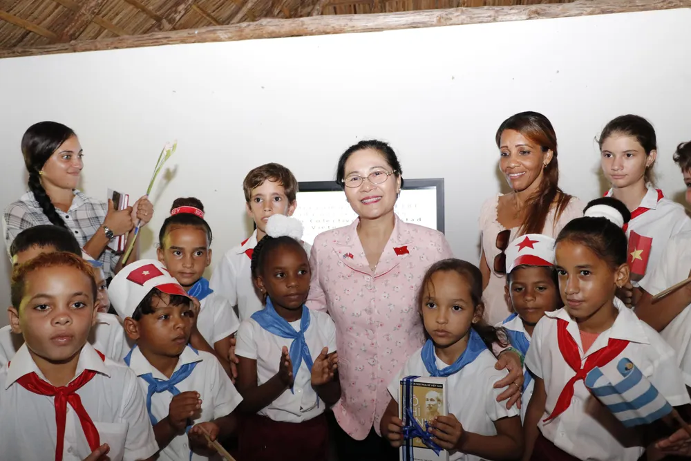 Phó Bí thư Thành ủy, Chủ tịch HĐND TPHCM Nguyễn Thị Lệ tặng quà các em học sinh tại làng Bến Tre (Cuba). Ảnh: NGÔ BÌNH