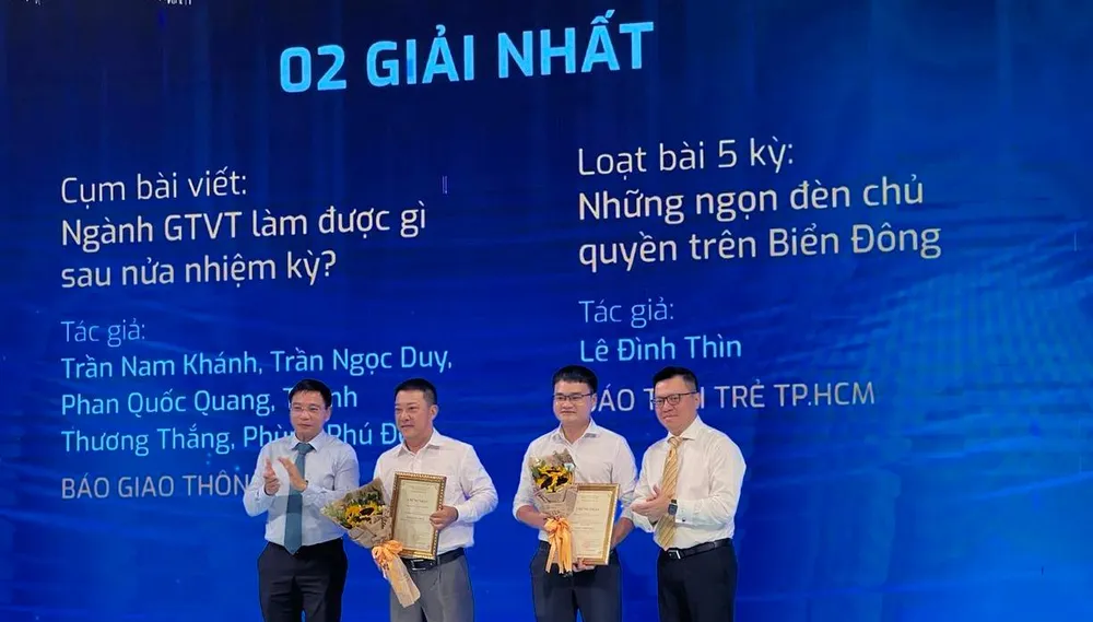 Ban tổ chức trao giải nhất cho các tác giả báo Giao thông và báo Tuổi trẻ