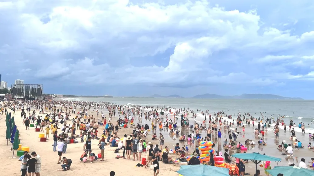 Du khách vui chơi tắm biển Bãi Sau, TP Vũng Tàu trong ngày 1-9-2023