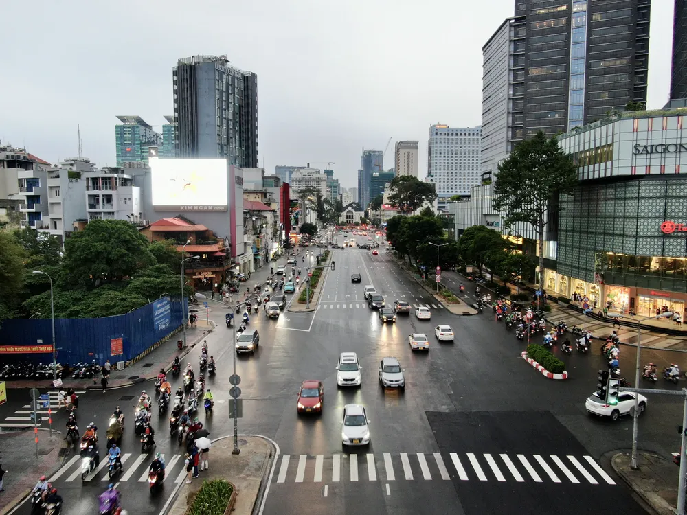 Đường Lê Lợi, quận 1 (TPHCM) khang trang, thông thoáng. Ảnh: HOÀNG HÙNG Đường Lê Lợi, quận 1 (TPHCM) khang trang, thông thoáng. Ảnh: HOÀNG HÙNG