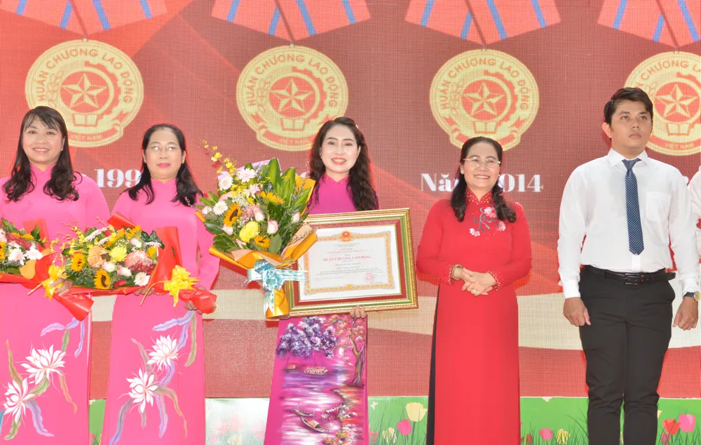 Chủ tịch HĐND TPHCM Nguyễn Thị Lệ trao Huân chương Lao động hạng Nhất cho Trường Tiểu học Minh Đạo, quận 5. Ảnh: CAO THĂNG Chủ tịch HĐND TPHCM Nguyễn Thị Lệ trao Huân chương Lao động hạng Nhất cho Trường Tiểu học Minh Đạo, quận 5. Ảnh: CAO THĂNG