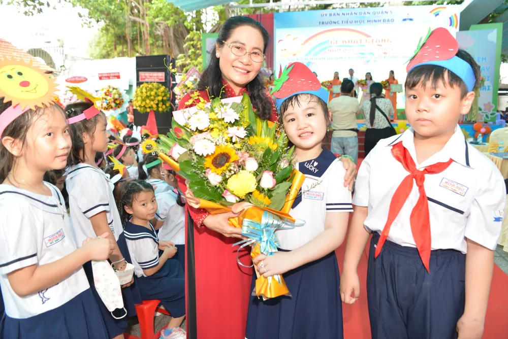 Chủ tịch HĐND TPHCM Nguyễn Thị Lệ thăm hỏi học sinh Trường Tiểu học Minh Đạo, quận 5 ngày khai giảng. Ảnh: CAO THĂNG Chủ tịch HĐND TPHCM Nguyễn Thị Lệ thăm hỏi học sinh Trường Tiểu học Minh Đạo, quận 5 ngày khai giảng. Ảnh: CAO THĂNG