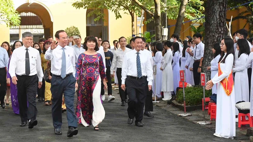 Bí thư Thành ủy TPHCM Nguyễn Văn Nên dự lễ khai giảng tại Trường THPT Nguyễn Thị Minh Khai. Ảnh: VĂN MINH 