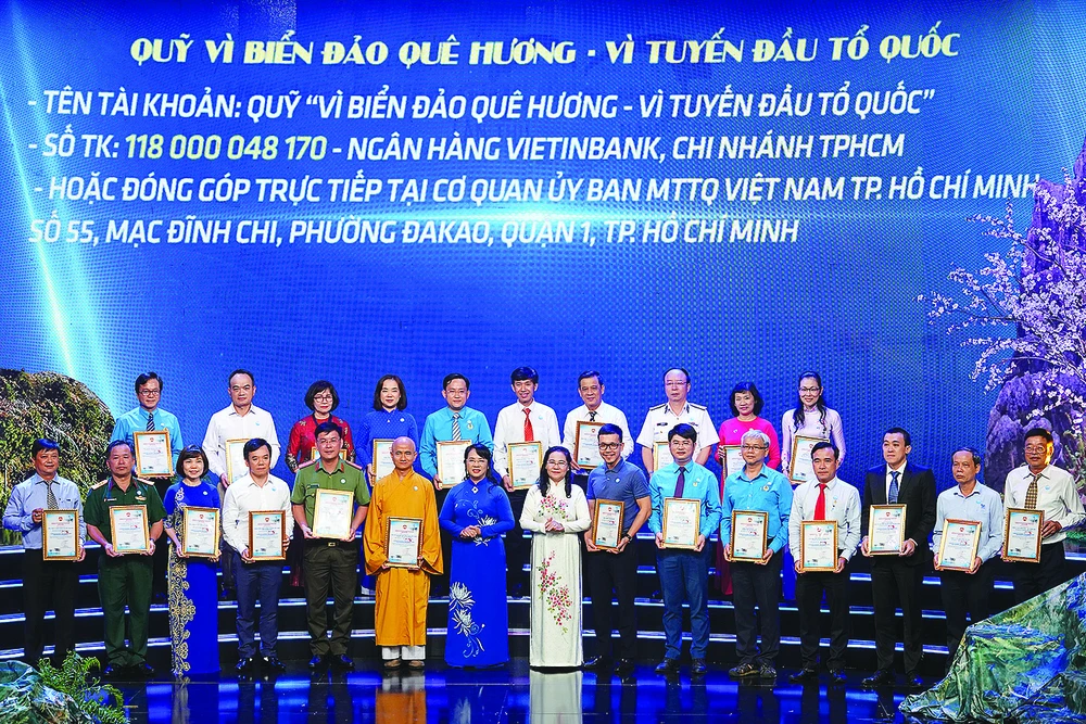 Phó Bí thư Thành ủy, Chủ tịch HĐND TPHCM Nguyễn Thị Lệ và Chủ tịch Ủy ban MTTQ Việt Nam TPHCM Trần Kim Yến trao thư cảm ơn các tổ chức, cá nhân. Ảnh: DŨNG PHƯƠNG