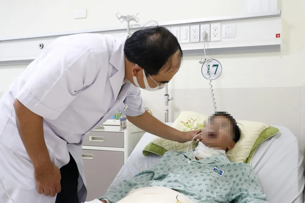 Phương pháp “Tái tạo khuyết hổng gần toàn bộ và toàn bộ lưỡi sau phẫu thuật trị ung thư” của Bệnh viện Ung bướu TPHCM được trao Giải thưởng Sáng tạo TPHCM lần 3. Ảnh: NGÔ BÌNH