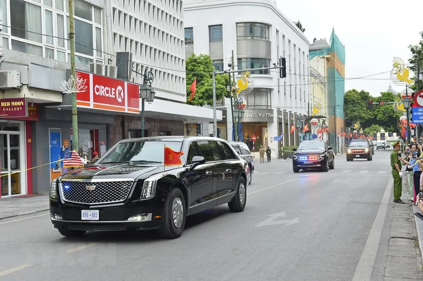 Đoàn xe chuyên chở Tổng thống Hoa Kỳ Joe Biden trên phố Tràng Tiền. Ảnh: TTX Đoàn xe chuyên chở Tổng thống Hoa Kỳ Joe Biden trên phố Tràng Tiền. Ảnh: TTX