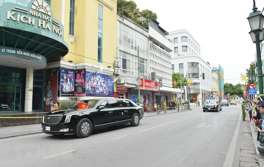 Đoàn xe chuyên chở Tổng thống Hoa Kỳ Joe Biden trên phố Tràng Tiền. Ảnh: TTX Đoàn xe chuyên chở Tổng thống Hoa Kỳ Joe Biden trên phố Tràng Tiền. Ảnh: TTX