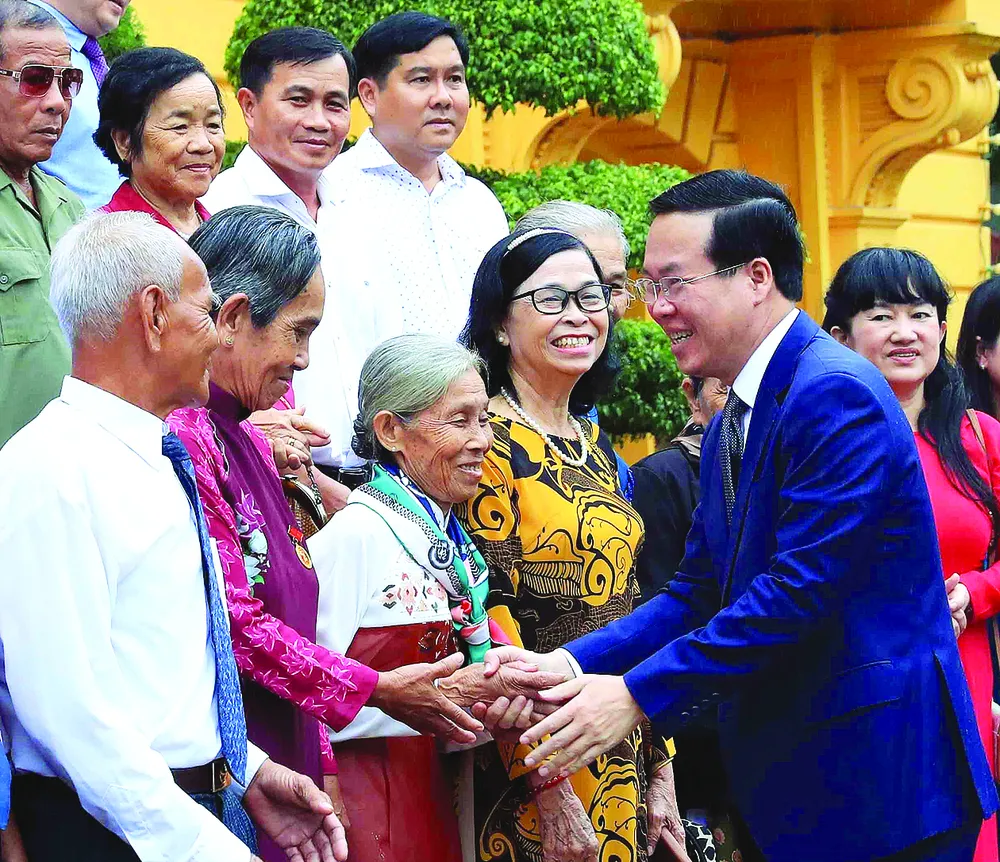 Chủ tịch nước Võ Văn Thưởng cùng các đại biểu người có công với cách mạng tỉnh Trà Vinh. Ảnh: TTXVN