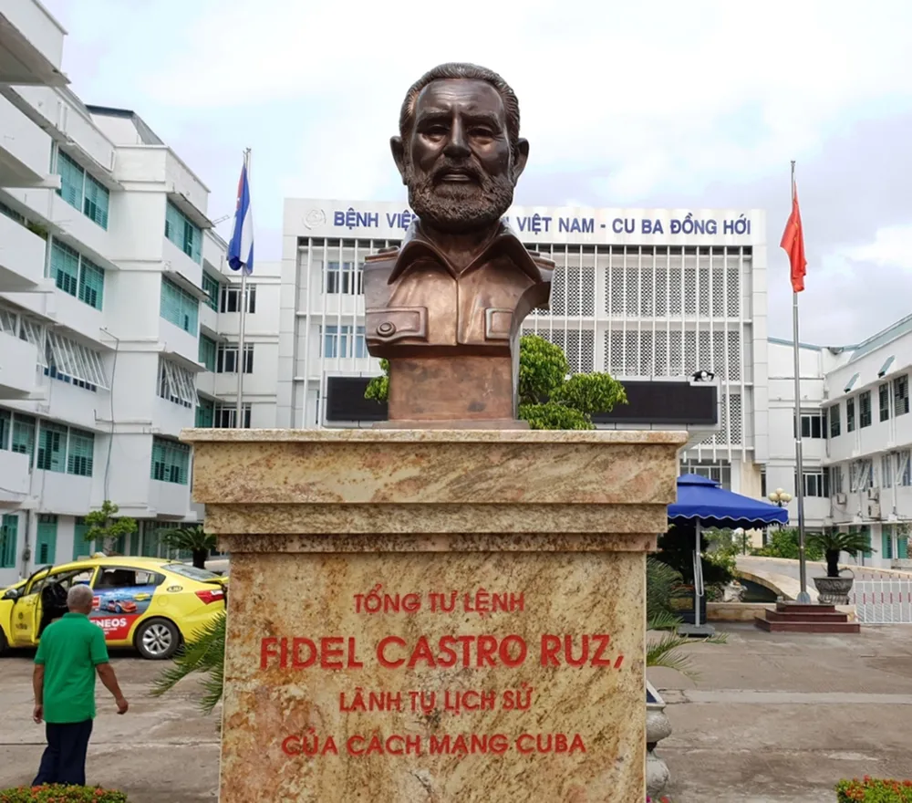 Tượng đài Chủ tịch Fidel Castro trong khuôn viên Bệnh viện Việt Nam - Cuba Đồng Hới. Ảnh: MINH PHONG