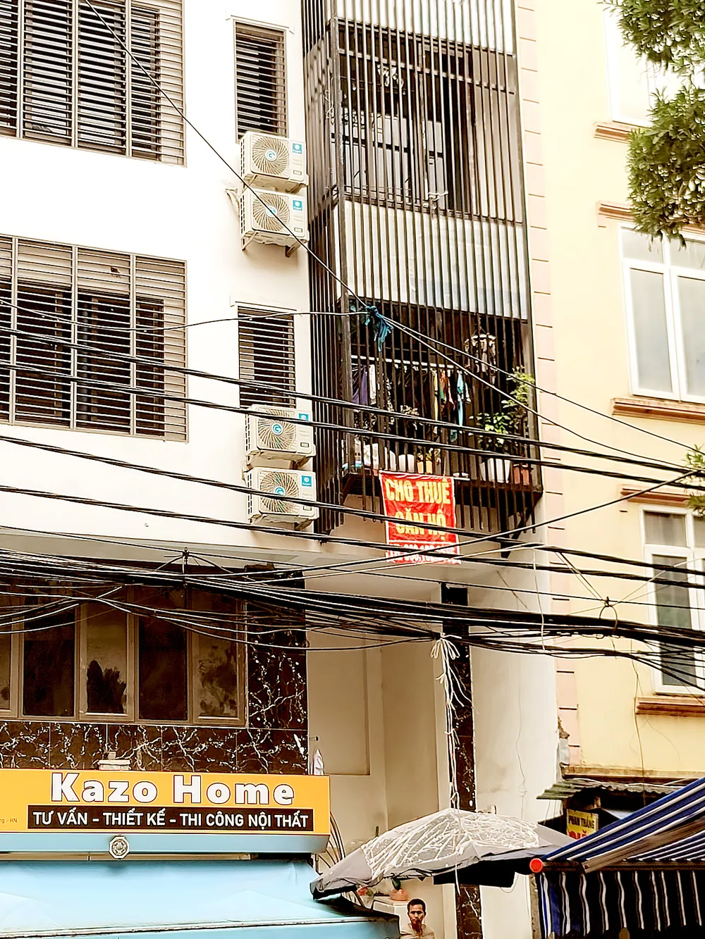 Nhiều nhà ở riêng lẻ của người dân ở phường Trung Hòa, quận Cầu Giấy, Hà Nội cải tạo thành chung cư mini để cho thuê. Ảnh: QUỐC KHÁNH