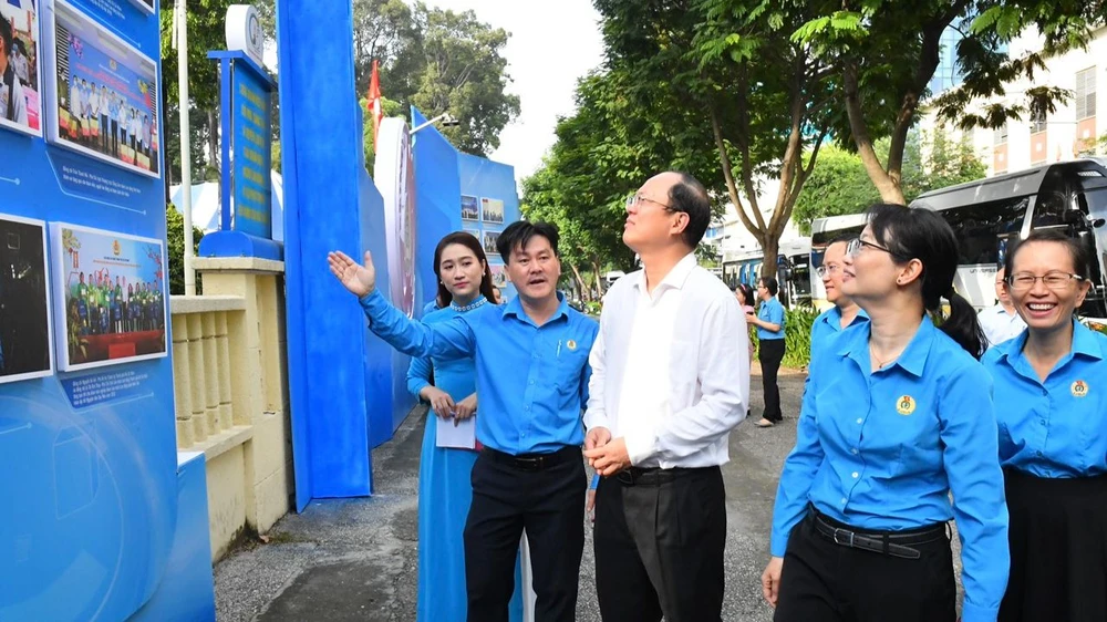 Phó Bí thư Thành ủy TPHCM Nguyễn Hồ Hải và các đại biểu tham quan triển lãm “Công đoàn TPHCM – Niềm tin của người lao động”. Ảnh: VIỆT DŨNG