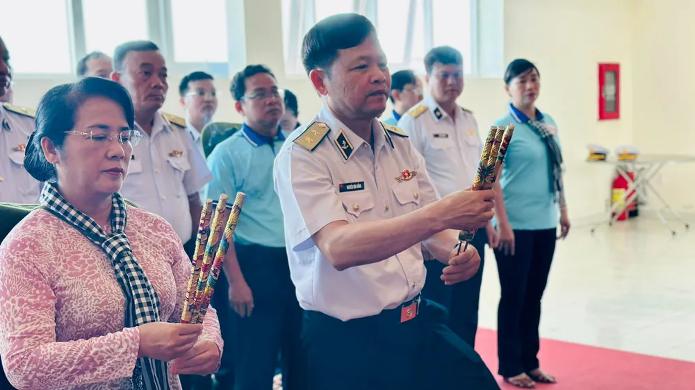 Đoàn công tác TPHCM dâng hương, dâng hoa Chủ tịch Hồ Chí Minh, Đại tướng Võ Nguyên Giáp ở đảo Phú Quốc (tỉnh Kiên Giang). Ảnh: CHÍ THẠCH
