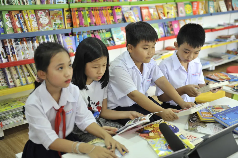 Học sinh Trường Tiểu học Khánh Hưng, huyện Vĩnh Hưng, tỉnh Long An đọc sách trong thư viện Container thuộc dự án YBA - Ngôi nhà tri thức