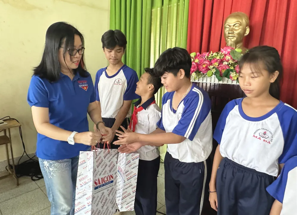 Báo SGGP tặng quà cho học sinh khó khăn tại huyện Mã Đà, tỉnh Đồng Nai. Ảnh: VÕ THẮM