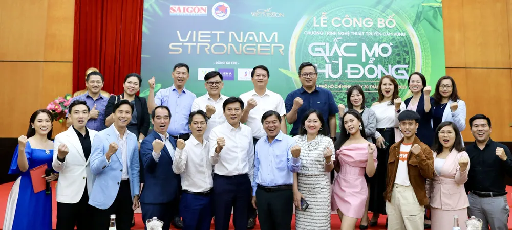 Ban tổ chức và nghệ sĩ tham dự chương trình nghệ thuật truyền cảm hứng Viet Nam Stronger