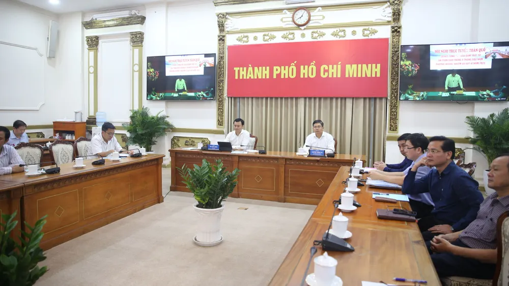 Điểm cầu tại TPHCM có Phó Chủ tịch UBND TPHCM Bùi Xuân Cường; Phó Ban chuyên trách Ban ATGT TPHCM Nguyễn Thành Lợi cùng đại diện lãnh đạo các sở ban ngành. Ảnh: QUỐC HÙNG