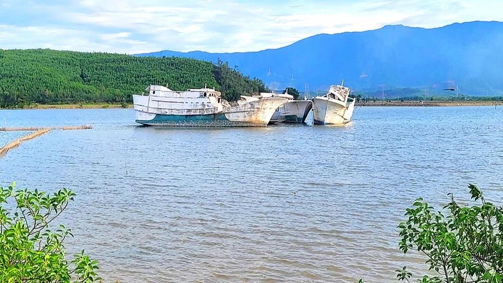 Tàu bỏ không gây cản trở luồng lạch