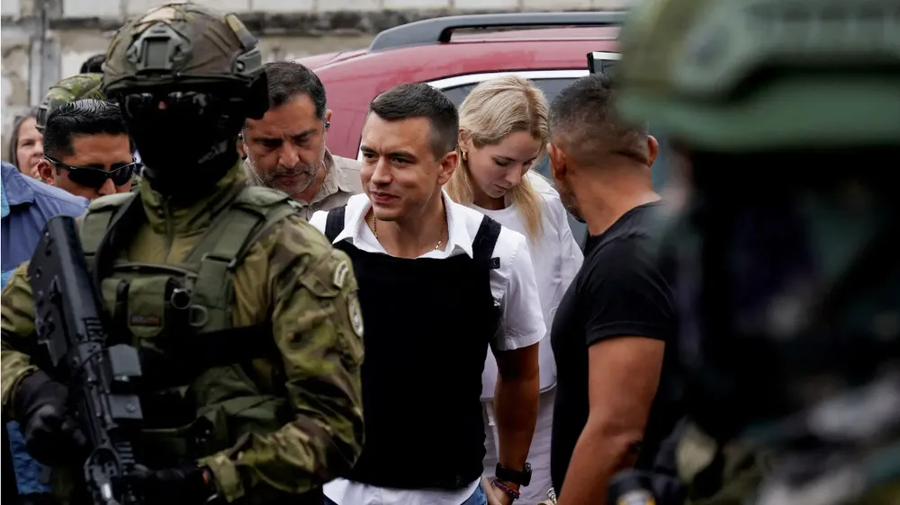 Ông Daniel Noboa đến một điểm bỏ phiếu hôm 15-10. Ảnh: REUTERS Ông Daniel Noboa đến một điểm bỏ phiếu hôm 15-10. Ảnh: REUTERS