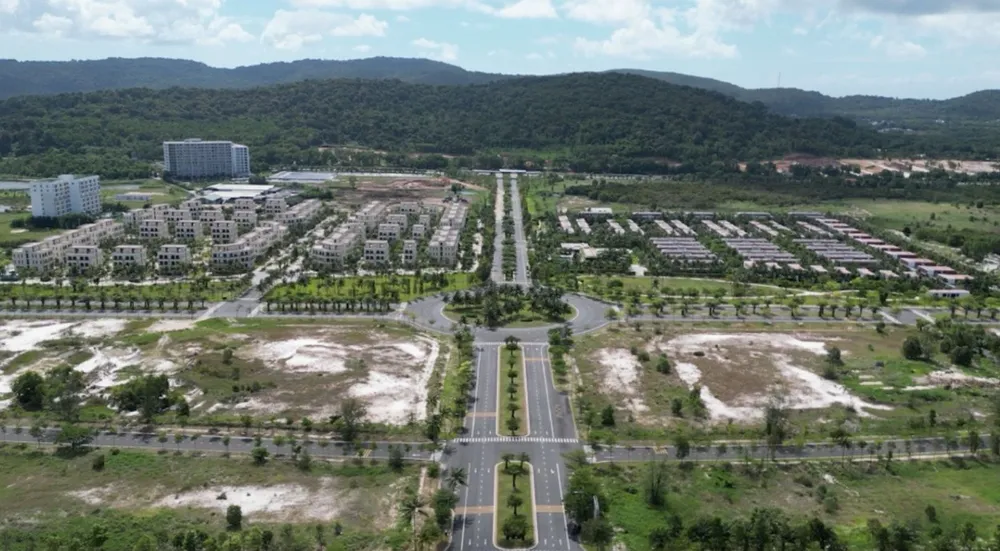 Một góc khu vực Bãi Trường (nhìn từ trên cao), nhiều công trình đã xây dựng xong, nhưng vắng người đến ở, sinh hoạt, tham quan, đi lại Một góc khu vực Bãi Trường (nhìn từ trên cao), nhiều công trình đã xây dựng xong, nhưng vắng người đến ở, sinh hoạt, tham quan, đi lại