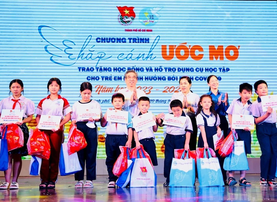 Trao 336 suất học bổng “Chắp cánh ước mơ” cho trẻ mồ côi do Covid-19