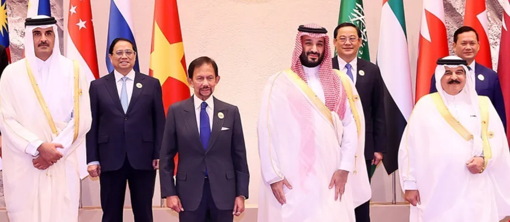 Thủ tướng, Thái tử Saudi Arabia Mohammad bin Salman đón Thủ tướng Phạm Minh Chính và các trưởng đoàn. Ảnh: TTXVN