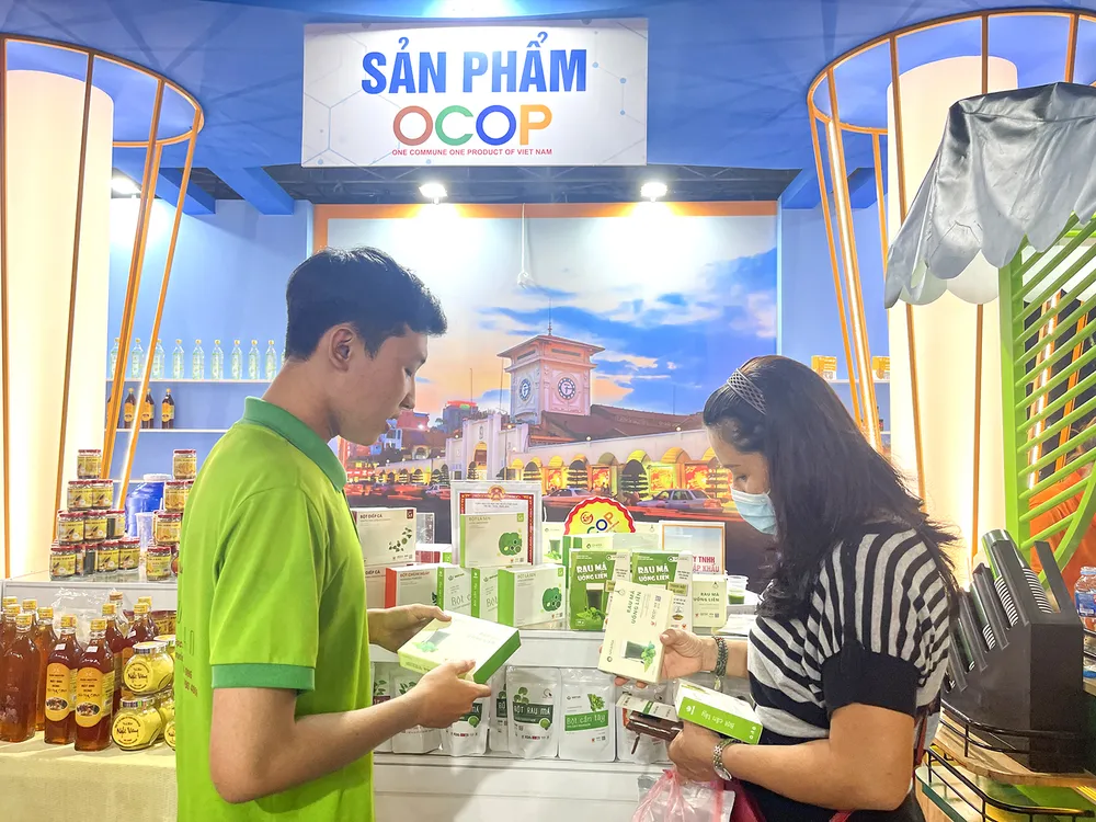 Người dân tìm hiểu sản phẩm bột rau má Người dân tìm hiểu sản phẩm bột rau má