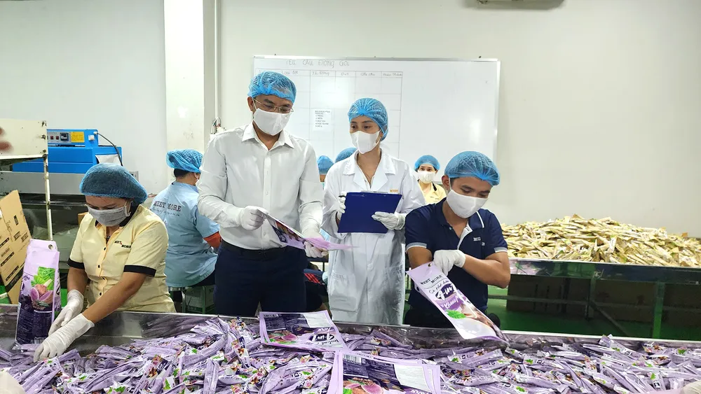 Công ty TNHH Liên kết TM Toàn Cầu đang sản xuất sản phẩm cà phê hương vị 4in1 Công ty TNHH Liên kết TM Toàn Cầu đang sản xuất sản phẩm cà phê hương vị 4in1