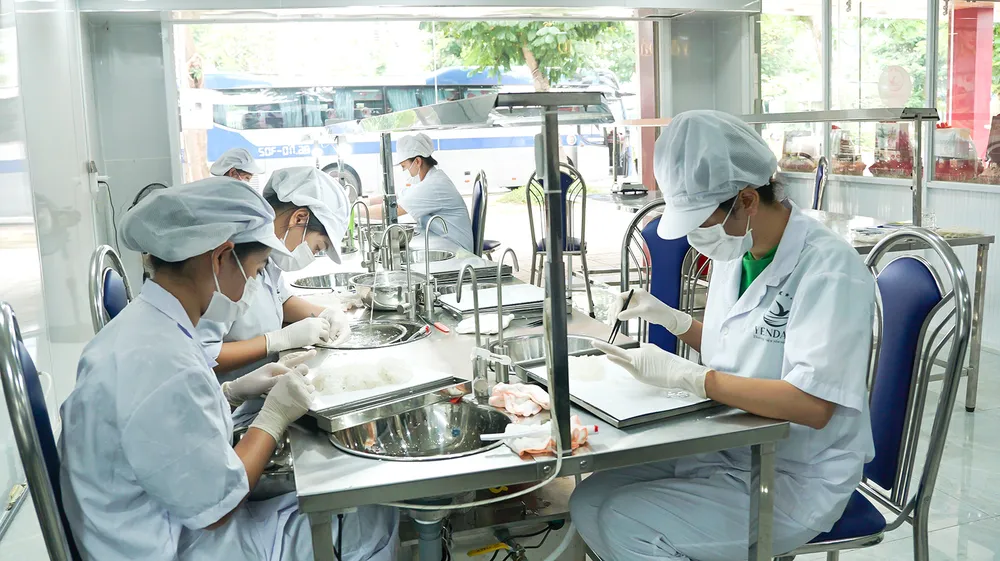 Công nhân Công ty Yến Đảo Cần Giờ sơ chế sản phẩm yến sào Công nhân Công ty Yến Đảo Cần Giờ sơ chế sản phẩm yến sào