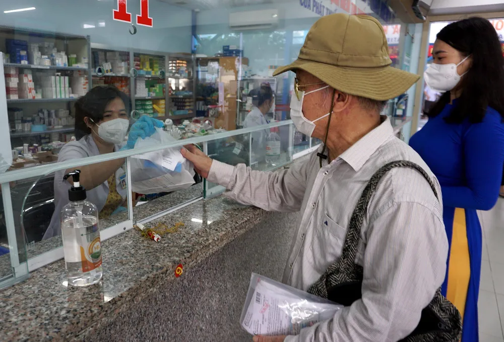 Người dân nhận thuốc BHYT tại Bệnh viện Quận 7, TPHCM. Ảnh: HOÀNG HÙNG Người dân nhận thuốc BHYT tại Bệnh viện Quận 7, TPHCM. Ảnh: HOÀNG HÙNG