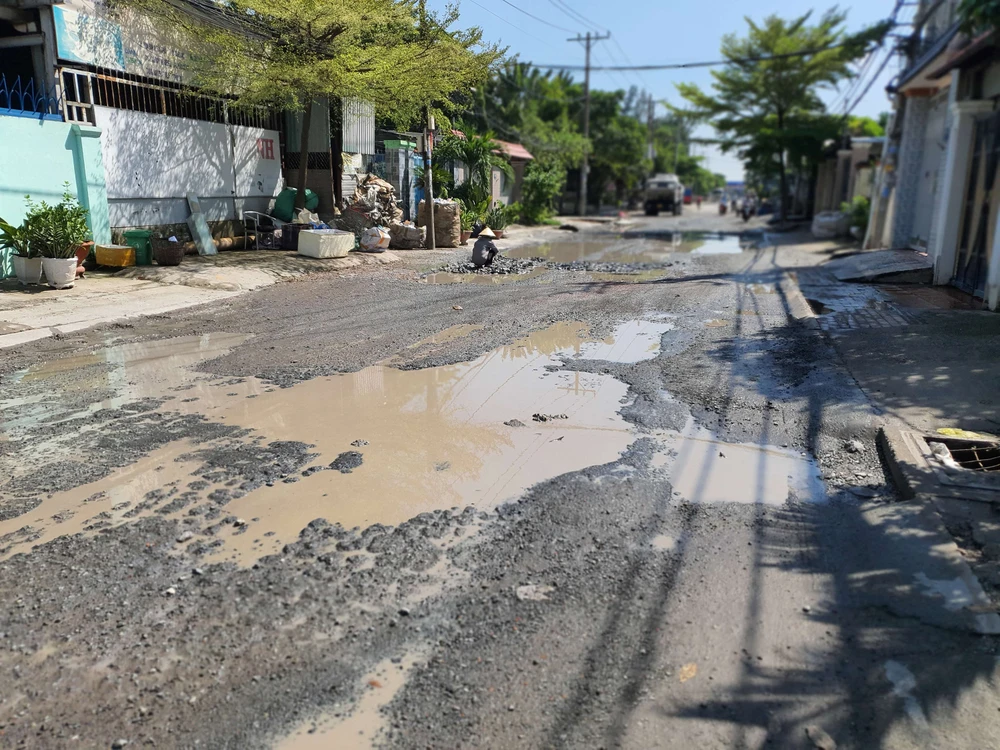 Một đoạn dài trên đường Dương Cát Lợi bị hư hỏng và ngập nặng