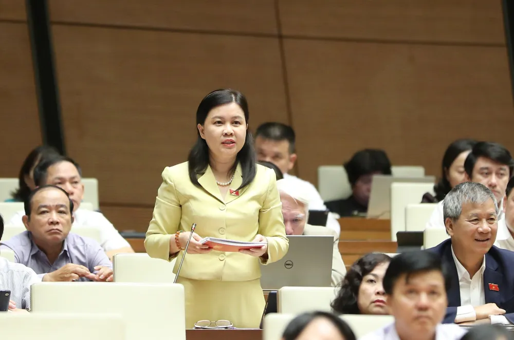 Đại biểu Nguyễn Phương Thủy (Hà Nội) chất vấn tại phiên họp sáng 8-11. Ảnh: QUANG PHÚC Đại biểu Nguyễn Phương Thủy (Hà Nội) chất vấn tại phiên họp sáng 8-11. Ảnh: QUANG PHÚC