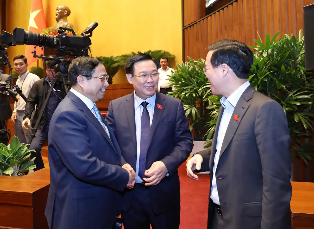 Chủ tịch nước Võ Văn Thưởng trao đổi cùng Thủ tướng Phạm Minh Chính và Chủ tịch Quốc hội Vương Đình Huệ sau khi bế mạc phiên chất vấn và trả lời chất vấn, sáng 8-11. Ảnh: QUANG PHÚC Chủ tịch nước Võ Văn Thưởng trao đổi cùng Thủ tướng Phạm Minh Chính và Chủ tịch Quốc hội Vương Đình Huệ sau khi bế mạc phiên chất vấn và trả lời chất vấn, sáng 8-11. Ảnh: QUANG PHÚC