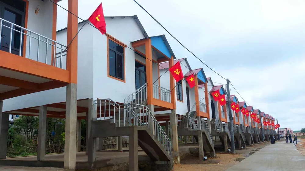 Dãy nhà 2 tầng kiên cố liền kề của 24 hộ dân vạn chài thôn Tiền Phong, xã Quang Vĩnh Dãy nhà 2 tầng kiên cố liền kề của 24 hộ dân vạn chài thôn Tiền Phong, xã Quang Vĩnh